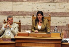 Χαμός στη Βουλή μετά το τέλος της ψηφοφορίας - Δεν ολοκλήρωνε τη διαδικασία η Κωνσταντοπούλου