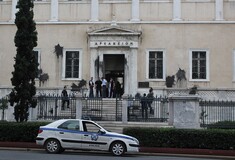 Ανάληψη ευθύνης για την επίθεση στο ΣτΕ- Έσπασαν υαλοπίνακες και πέταξαν μπογιές (upd)