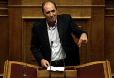 Σταθάκης: H ύφεση μπορεί να περιοριστεί - Ηπιότερες από τις αναμενόμενες οι αρνητικές συνέπειες των capital controls