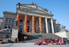 O Ai Weiwei ντύνει με 14.000 σωσίβια προσφύγων το επιβλητικό Κοντσέρτχαους του Βερολίνου