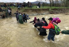 Oι πρόσφυγες που διέσχισαν το χείμαρρο και εισήλθαν στην ΠΓΔΜ κρατούνται και θα επιστραφούν στην Ελλάδα