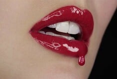 Κόκκινα χείλη που στάζουν