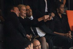 Η "selfie" του Ομπάμα και Κάμερον στην κηδεία του Μαντέλα