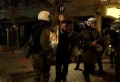 Το βίντεο του Reuters με τον ξυλοδαρμό συλληφθέντα από άντρα των ΜΑΤ