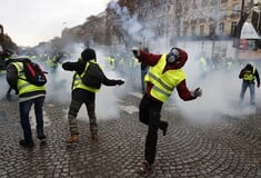 Προβληματισμός στην κυβέρνηση Μακρόν μετά την παγκόσμια αντίδραση για τα «κίτρινα γιλέκα»