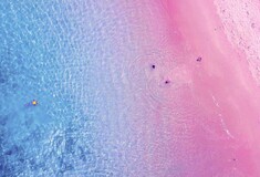 5+1 ινσταγκραμικές παραλίες με ροζ αμμουδιά (και μία ελληνική)