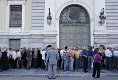 FT: Οι ελληνικές τράπεζες ετοιμάζουν «κούρεμα» τουλάχιστον 30% στις καταθέσεις άνω των 8.000 ευρώ