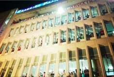 Update: Πλήθος κόσμου συρρέει έξω από το κτήριο της ΕΡΤ