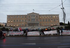 Πορεία του ΠΑΜΕ προς τη Βουλή για τους πλειστηριασμούς - Επεισόδιο με Κουτσούμπα