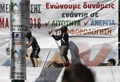 Κουκουλοφόροι επιτέθηκαν στη συγκέντρωση της ΑΔΕΔΥ - Πέταξαν αυγά στους συγκεντρωμένους