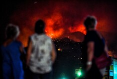 Φωτιά στο Λουτράκι: Ολονύχτια μάχη με τις φλόγες - Η εικόνα στα υπόλοιπα μέτωπα