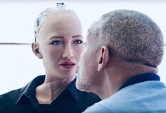 Το ρομπότ "Σοφία" δηλώνει φαν των dating apps