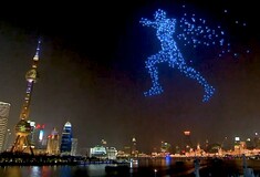 Στη Σαγκάη έγινε η πιο χάι-τεκ πρωτοχρονιά, με drones που σχημάτιζαν στον ουρανό ηλεκτρικούς αστερισμούς