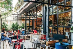 Περισσότερα τραπέζια έξω για καφετέριες και εστιατόρια: Πρωτοβουλία για αύξηση του διαθέσιμου χώρου