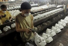 Νομίζετε ότι φορώντας αυτή τη μάσκα χτυπάτε τον καπιταλισμό; 