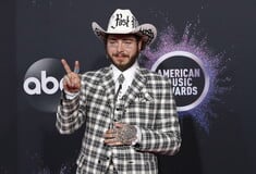 Ο ράπερ Post Malone δώρισε 10.000 ζευγάρια crocs σε γιατρούς και νοσηλευτές