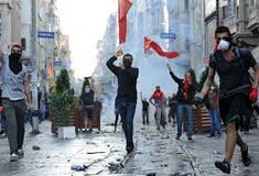BINTEO: Ερασιτεχνικά πλάνα από το παρασκήνιο των επεισοδίων στην Κωνσταντινούπολη