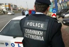 Συνέλαβαν τον διοικητή του Α.Τ. Ρέντη μετά από καταγγελία ότι λήστεψε Πακιστανό