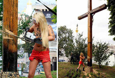 Ουκρανή ακτιβίστρια του κινήματος Femen πριόνισε στο Κίεβο ένα σταυρό.