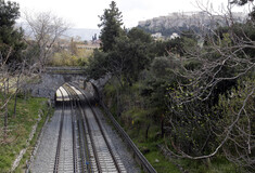 Έπεσε δέντρο στις γραμμές του ΗΣΑΠ στο Θησείο