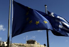 Guardian: Η Ελλάδα πρέπει να διαλέξει μεταξύ δύο καταστροφών