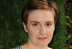 Η Lena Dunham τα «έχωσε» σε ισπανικό περιοδικό που ρετουσάρισε φωτογραφία της