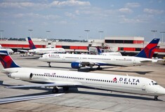 Πιλότος της «Delta Air Lines» καταγράφηκε σε βίντεο να χαστουκίζει επιβάτη σε αεροδρόμιο των ΗΠΑ - Τι ισχυρίζεται η εταιρία