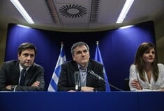 Τσακαλώτος, Αχτσιόγλου και Χουλιαράκης παραμένουν στις Βρυξέλλες για συνομιλίες