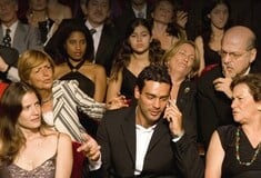 Έλληνες ηθοποιοί, πώς αντιμετωπίζετε εν ώρα παράστασης τα επίμονα χτυπήματα κινητών;