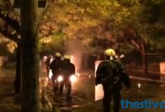 Επεισόδια και στη Θεσσαλονίκη: Κουκουλοφόροι πέταξαν μολότοφ και πέτρες έξω από το Παλέ Ντε Σπορ