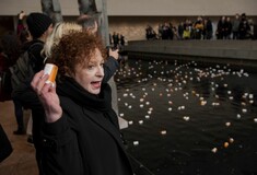 Γιατί η φωτογράφος Nan Goldin και δεκάδες διαδηλωτές πέταξαν μπουκαλάκια από χάπια μέσα στο Met