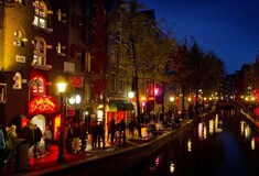 Το Άμστερνταμ θα περιορίσει τις ροές των τουριστών στην «Κόκκινη Συνοικία»