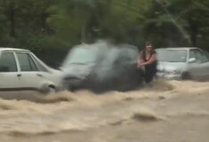 Συγκλονιστικά βίντεο από τη Θεσσαλονίκη - Δείτε πώς οι χείμαρροι παρέσυραν ανθρώπους