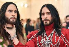 Met Gala 2019: O Jared Leto με το κομμένο του κεφάλι στο χέρι και το τρελό κόνσεπτ στο πρόσωπο Ezra Miller