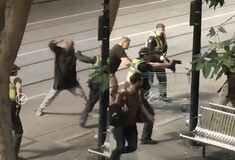 Σοκάρουν τα βίντεο από τη Μελβούρνη - Η στιγμή της επίθεσης