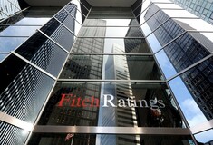 Fitch: Υποβάθμισε σε σταθερή την προοπτική της Ελλάδας- Προβλέπει ύφεση 8,1%