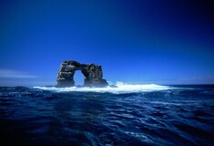 Galapagos Islands: Erosion fells Darwin's Arch