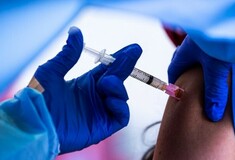 «Προνόμια» σε εμβολιασμένους: Προπληρωμένη κάρτα 150 ευρώ για τους κάτω των 25 ετών 