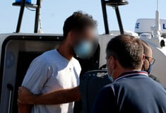 Γυναικοκτονία στη Φολέγανδρο: Ο 30χρονος φέρεται να είχε χειροδικήσει προτού σπρώξει στα βράχια τη Γαρυφαλλιά 