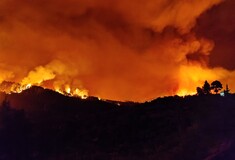 Βόρεια Εύβοια: Χωριά κυκλωμένα από τις φλόγες - Τρία μέτωπα φωτιάς «απειλούν» να φτάσουν ως τη θάλασσα