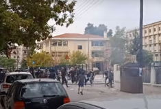 Θεσσαλονίκη: Επεισόδια και επίθεση με καδρόνια έξω από ΕΠΑΛ