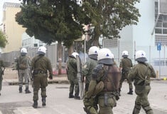 Επεισόδια στη Θεσσαλονίκη - Πετροπόλεμος και χημικά κοντά στο ΕΠΑΛ Σταυρούπολης
