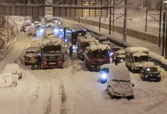 Αμέτρητοι οδηγοί πέρασαν τη νύχτα στους χιονισμένους δρόμους: Συνεχίζονται οι επιχειρήσεις απεγκλωβισμού