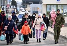 Ουκρανία: Το μακρύ ταξίδι των προσφύγων έως τα σύνορα μέσα από συγκλονιστικές μαρτυρίες και εικόνες