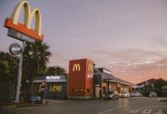 Ρωσία: H McDonald's κλείνει «προσωρινά» τα 850 καταστήματα που διαθέτει στη χώρα