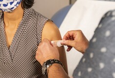 Μόσιαλος: Η πανδημία θα σταματήσει με εμβόλια που θα εμποδίζουν τη διασπορά του ιού