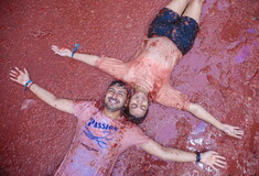 La Tomatina: Η επική ντοματομαχία επέστρεψε στην Ισπανία -Όλα βάφτηκαν κόκκινο