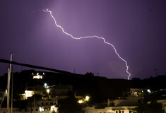 Κεραυνός σε μωβ ουρανό