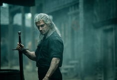 The Witcher: Ο Λίαμ Χέμσγουορθ παίρνει το σπαθί του «Geralt» Χένρι Καβίλ στην 4η σεζόν