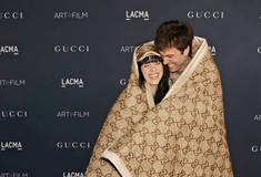 Billie Eilish και Jesse Rutherford με κουβέρτα Gucci στο κόκκινο χαλί- Η πρώτη δημόσια εμφάνιση